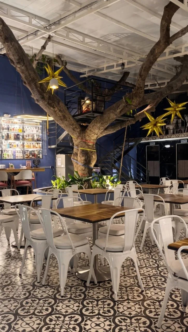 Árbol central con estrellas y mezanine