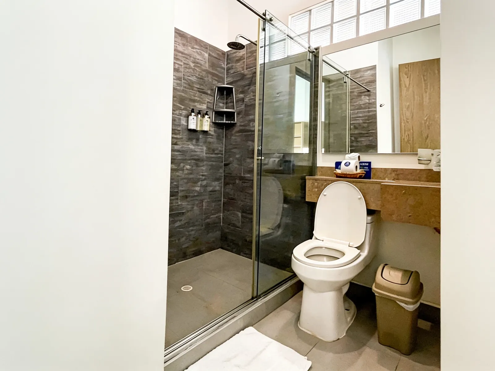 103 · El baño